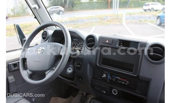 Nunua Imported Toyota Land Cruiser Nyeupe Gari ndani ya Import - Dubai nchini Bujumbura Nunua Imported Toyota Land Cruiser Nyeupe Gari ndani ya Import - Dubai nchini Bujumbura