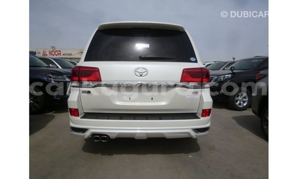 Acheter Import Voiture Toyota Land Cruiser Blanc à Import - Dubai, Bujumbura Acheter Import Voiture Toyota Land Cruiser Blanc à Import - Dubai, Bujumbura