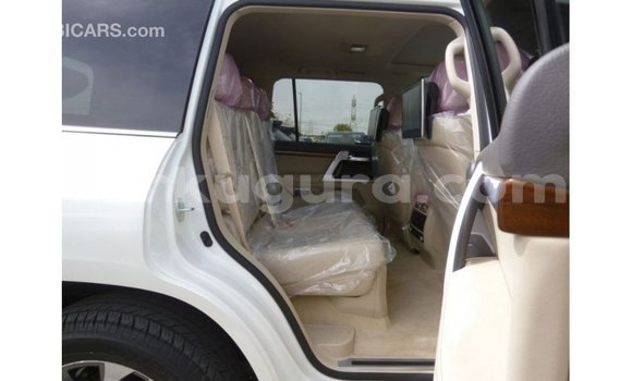 Acheter Import Voiture Toyota Land Cruiser Blanc à Import - Dubai, Bujumbura Acheter Import Voiture Toyota Land Cruiser Blanc à Import - Dubai, Bujumbura