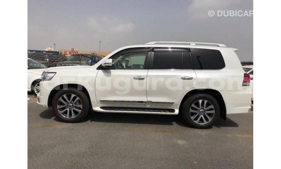 Acheter Import Voiture Toyota Land Cruiser Blanc à Import - Dubai, Bujumbura Acheter Import Voiture Toyota Land Cruiser Blanc à Import - Dubai, Bujumbura