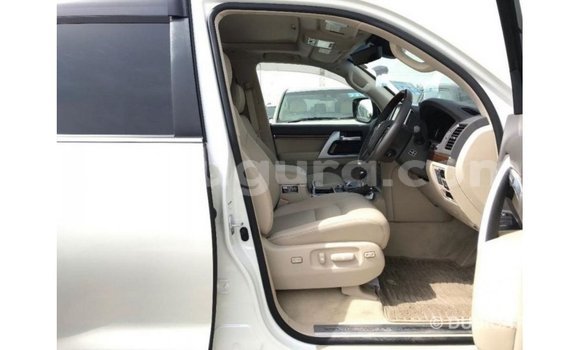 Acheter Import Voiture Toyota Land Cruiser Blanc à Import - Dubai, Bujumbura Acheter Import Voiture Toyota Land Cruiser Blanc à Import - Dubai, Bujumbura