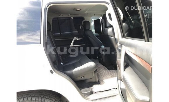 Acheter Import Voiture Toyota Land Cruiser Blanc à Import - Dubai, Bujumbura Acheter Import Voiture Toyota Land Cruiser Blanc à Import - Dubai, Bujumbura