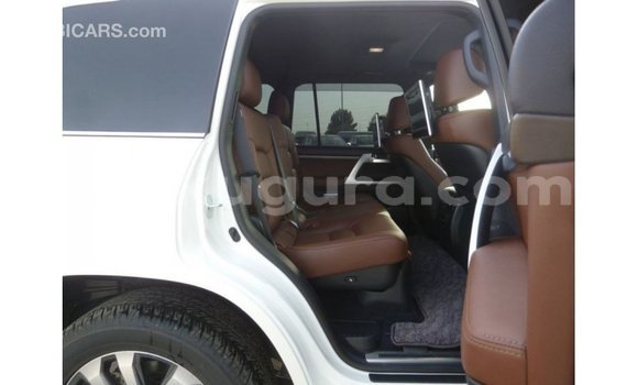 Acheter Import Voiture Toyota Land Cruiser Blanc à Import - Dubai, Bujumbura Acheter Import Voiture Toyota Land Cruiser Blanc à Import - Dubai, Bujumbura