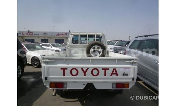 Acheter Import Voiture Toyota Land Cruiser Blanc à Import - Dubai, Bujumbura Acheter Import Voiture Toyota Land Cruiser Blanc à Import - Dubai, Bujumbura