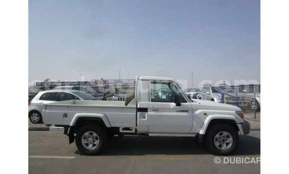 Acheter Import Voiture Toyota Land Cruiser Blanc à Import - Dubai, Bujumbura Acheter Import Voiture Toyota Land Cruiser Blanc à Import - Dubai, Bujumbura