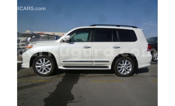 Acheter Import Voiture Toyota Land Cruiser Blanc à Import - Dubai, Bujumbura Acheter Import Voiture Toyota Land Cruiser Blanc à Import - Dubai, Bujumbura
