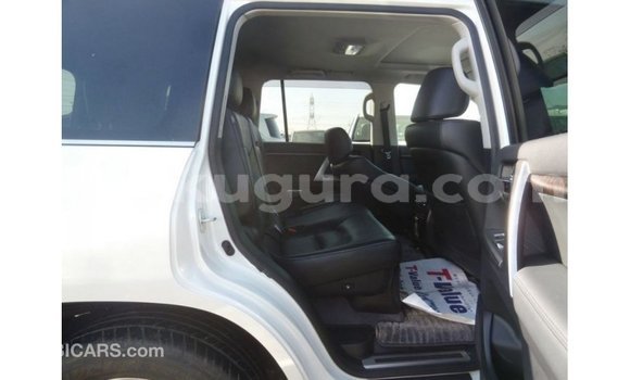 Acheter Import Voiture Toyota Land Cruiser Blanc à Import - Dubai, Bujumbura Acheter Import Voiture Toyota Land Cruiser Blanc à Import - Dubai, Bujumbura