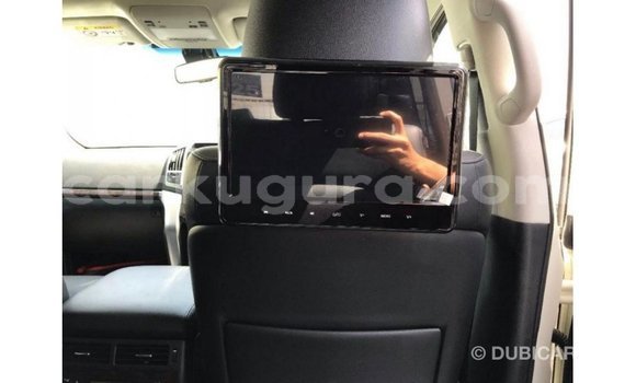 Acheter Import Voiture Toyota Land Cruiser Blanc à Import - Dubai, Bujumbura Acheter Import Voiture Toyota Land Cruiser Blanc à Import - Dubai, Bujumbura