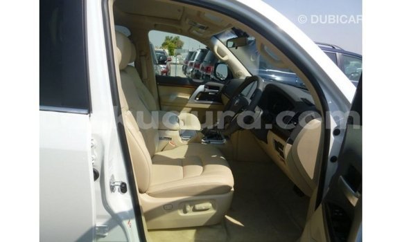 Acheter Import Voiture Toyota Land Cruiser Blanc à Import - Dubai, Bujumbura Acheter Import Voiture Toyota Land Cruiser Blanc à Import - Dubai, Bujumbura