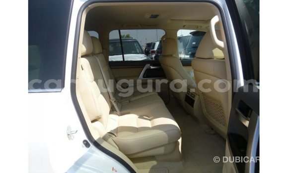 Acheter Import Voiture Toyota Land Cruiser Blanc à Import - Dubai, Bujumbura Acheter Import Voiture Toyota Land Cruiser Blanc à Import - Dubai, Bujumbura