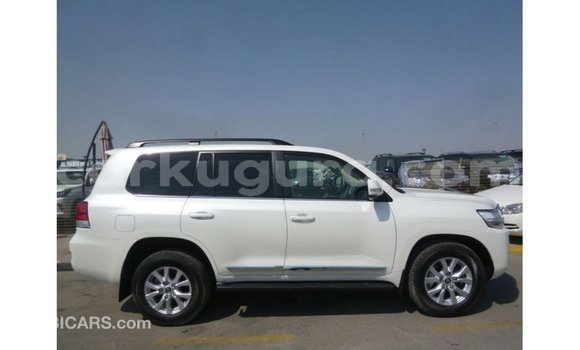 Acheter Import Voiture Toyota Land Cruiser Blanc à Import - Dubai, Bujumbura Acheter Import Voiture Toyota Land Cruiser Blanc à Import - Dubai, Bujumbura