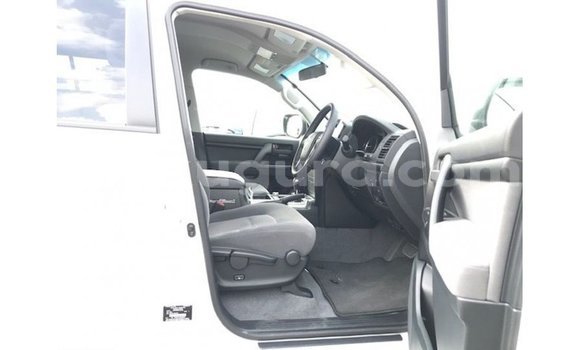 Acheter Import Voiture Toyota Land Cruiser Blanc à Import - Dubai, Bujumbura Acheter Import Voiture Toyota Land Cruiser Blanc à Import - Dubai, Bujumbura
