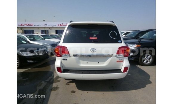 Acheter Import Voiture Toyota Land Cruiser Blanc à Import - Dubai, Bujumbura Acheter Import Voiture Toyota Land Cruiser Blanc à Import - Dubai, Bujumbura