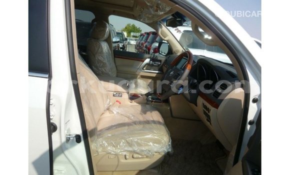 Acheter Import Voiture Toyota Land Cruiser Blanc à Import - Dubai, Bujumbura Acheter Import Voiture Toyota Land Cruiser Blanc à Import - Dubai, Bujumbura