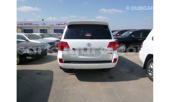 Acheter Import Voiture Toyota Land Cruiser Blanc à Import - Dubai, Bujumbura Acheter Import Voiture Toyota Land Cruiser Blanc à Import - Dubai, Bujumbura