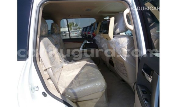 Acheter Import Voiture Toyota Land Cruiser Blanc à Import - Dubai, Bujumbura Acheter Import Voiture Toyota Land Cruiser Blanc à Import - Dubai, Bujumbura