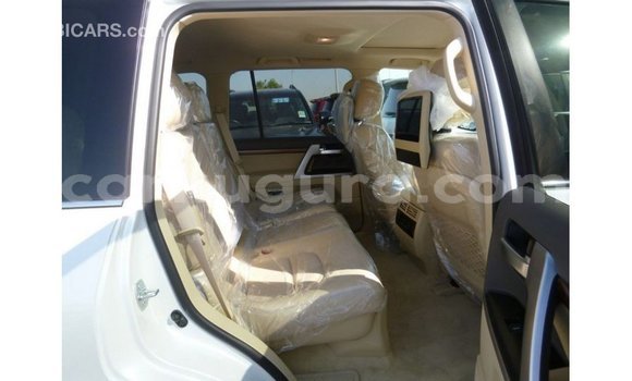 Acheter Import Voiture Toyota Land Cruiser Blanc à Import - Dubai, Bujumbura Acheter Import Voiture Toyota Land Cruiser Blanc à Import - Dubai, Bujumbura