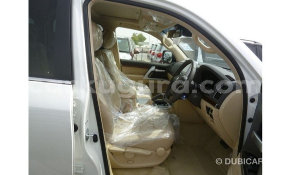 Acheter Import Voiture Toyota Land Cruiser Blanc à Import - Dubai, Bujumbura Acheter Import Voiture Toyota Land Cruiser Blanc à Import - Dubai, Bujumbura