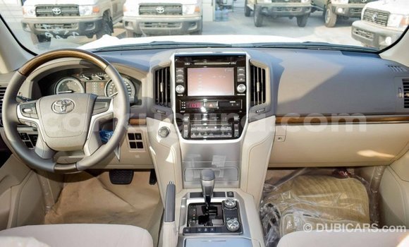 Nunua Imported Toyota Land Cruiser Nyeupe Gari ndani ya Import - Dubai nchini Bujumbura Nunua Imported Toyota Land Cruiser Nyeupe Gari ndani ya Import - Dubai nchini Bujumbura