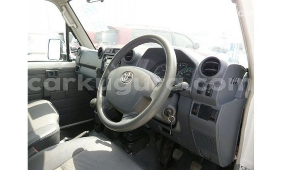 Nunua Imported Toyota Land Cruiser Nyeupe Gari ndani ya Import - Dubai nchini Bujumbura Nunua Imported Toyota Land Cruiser Nyeupe Gari ndani ya Import - Dubai nchini Bujumbura
