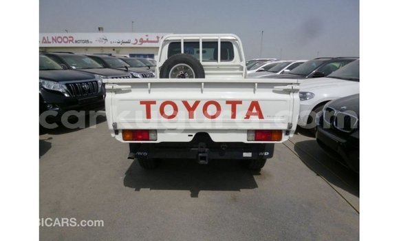 Nunua Imported Toyota Land Cruiser Nyeupe Gari ndani ya Import - Dubai nchini Bujumbura Nunua Imported Toyota Land Cruiser Nyeupe Gari ndani ya Import - Dubai nchini Bujumbura