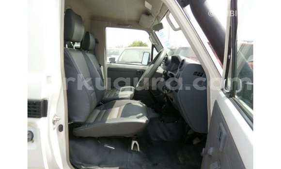 Nunua Imported Toyota Land Cruiser Nyeupe Gari ndani ya Import - Dubai nchini Bujumbura Nunua Imported Toyota Land Cruiser Nyeupe Gari ndani ya Import - Dubai nchini Bujumbura