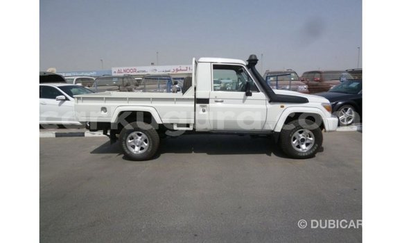 Nunua Imported Toyota Land Cruiser Nyeupe Gari ndani ya Import - Dubai nchini Bujumbura Nunua Imported Toyota Land Cruiser Nyeupe Gari ndani ya Import - Dubai nchini Bujumbura