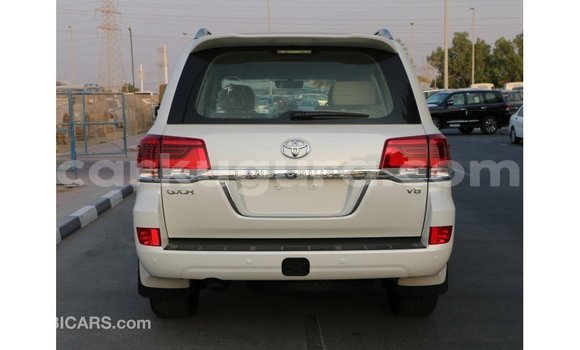 Acheter Import Voiture Toyota Land Cruiser Blanc à Import - Dubai, Bujumbura Acheter Import Voiture Toyota Land Cruiser Blanc à Import - Dubai, Bujumbura