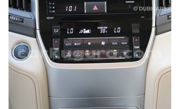 Acheter Import Voiture Toyota Land Cruiser Blanc à Import - Dubai, Bujumbura Acheter Import Voiture Toyota Land Cruiser Blanc à Import - Dubai, Bujumbura