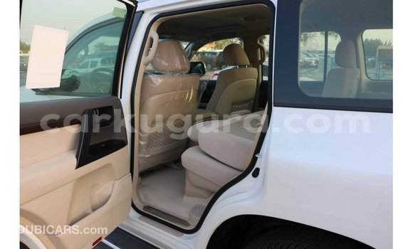 Acheter Import Voiture Toyota Land Cruiser Blanc à Import - Dubai, Bujumbura Acheter Import Voiture Toyota Land Cruiser Blanc à Import - Dubai, Bujumbura