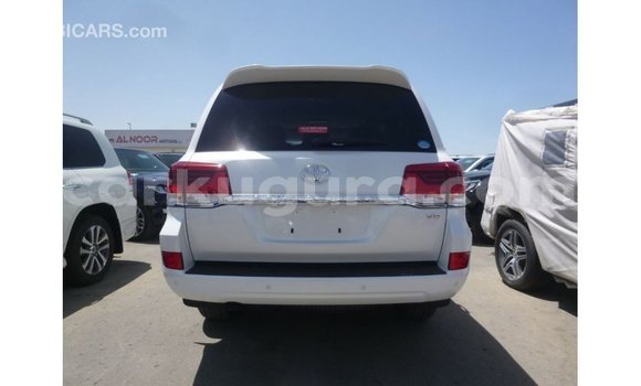 Acheter Import Voiture Toyota Land Cruiser Blanc à Import - Dubai, Bujumbura Acheter Import Voiture Toyota Land Cruiser Blanc à Import - Dubai, Bujumbura