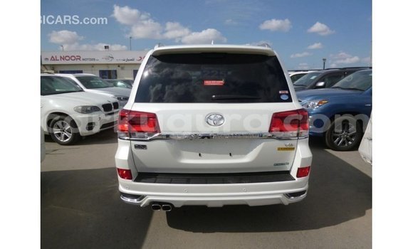 Acheter Import Voiture Toyota Land Cruiser Blanc à Import - Dubai, Bujumbura Acheter Import Voiture Toyota Land Cruiser Blanc à Import - Dubai, Bujumbura