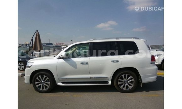 Nunua Imported Toyota Land Cruiser Nyeupe Gari ndani ya Import - Dubai nchini Bujumbura Nunua Imported Toyota Land Cruiser Nyeupe Gari ndani ya Import - Dubai nchini Bujumbura