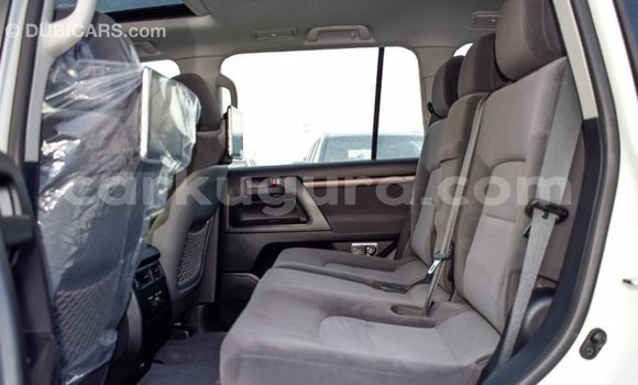 Nunua Imported Toyota Land Cruiser Nyeupe Gari ndani ya Import - Dubai nchini Bujumbura Nunua Imported Toyota Land Cruiser Nyeupe Gari ndani ya Import - Dubai nchini Bujumbura
