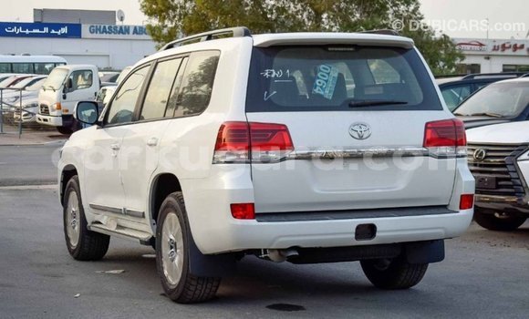 Nunua Imported Toyota Land Cruiser Nyeupe Gari ndani ya Import - Dubai nchini Bujumbura Nunua Imported Toyota Land Cruiser Nyeupe Gari ndani ya Import - Dubai nchini Bujumbura