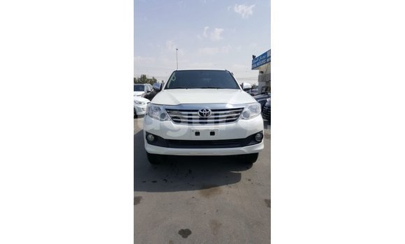 Acheter Import Voiture Toyota Fortuner Blanc à Import - Dubai, Bujumbura Acheter Import Voiture Toyota Fortuner Blanc à Import - Dubai, Bujumbura
