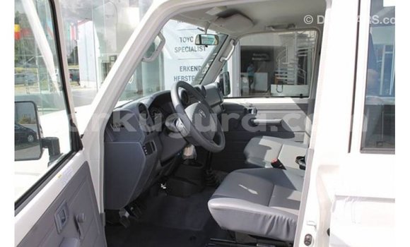 Buy Import Toyota Land Cruiser White Car in Import - Dubai in Bujumbura Buy Import Toyota Land Cruiser White Car in Import - Dubai in Bujumbura