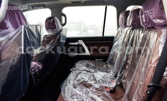 Nunua Imported Toyota Land Cruiser Nyeupe Gari ndani ya Import - Dubai nchini Bujumbura Nunua Imported Toyota Land Cruiser Nyeupe Gari ndani ya Import - Dubai nchini Bujumbura