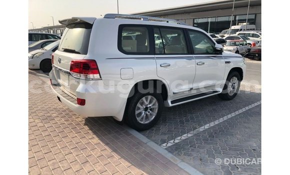 Nunua Imported Toyota Land Cruiser Nyeupe Gari ndani ya Import - Dubai nchini Bujumbura Nunua Imported Toyota Land Cruiser Nyeupe Gari ndani ya Import - Dubai nchini Bujumbura