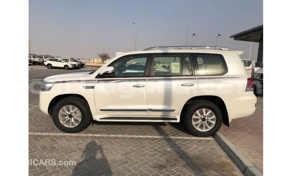 Nunua Imported Toyota Land Cruiser Nyeupe Gari ndani ya Import - Dubai nchini Bujumbura Nunua Imported Toyota Land Cruiser Nyeupe Gari ndani ya Import - Dubai nchini Bujumbura