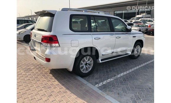 Nunua Imported Toyota Land Cruiser Nyeupe Gari ndani ya Import - Dubai nchini Bujumbura Nunua Imported Toyota Land Cruiser Nyeupe Gari ndani ya Import - Dubai nchini Bujumbura