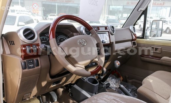 Nunua Imported Toyota Land Cruiser Beige Gari ndani ya Import - Dubai nchini Bujumbura Nunua Imported Toyota Land Cruiser Beige Gari ndani ya Import - Dubai nchini Bujumbura