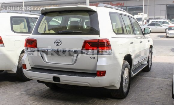 Acheter Import Voiture Toyota Land Cruiser Blanc à Import - Dubai, Bujumbura Acheter Import Voiture Toyota Land Cruiser Blanc à Import - Dubai, Bujumbura