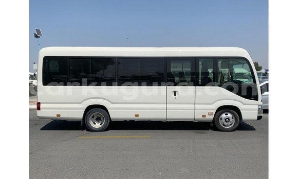 Nunua Imported Toyota Coaster Nyeupe Gari ndani ya Import - Dubai nchini Bujumbura Nunua Imported Toyota Coaster Nyeupe Gari ndani ya Import - Dubai nchini Bujumbura