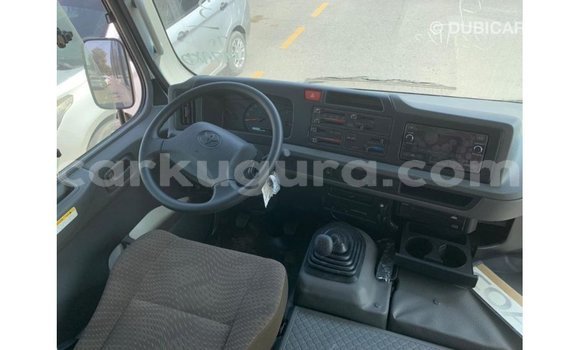 Nunua Imported Toyota Coaster Nyeupe Gari ndani ya Import - Dubai nchini Bujumbura Nunua Imported Toyota Coaster Nyeupe Gari ndani ya Import - Dubai nchini Bujumbura