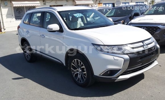 Acheter Import Voiture Mitsubishi Outlander Blanc à Import - Dubai, Bujumbura Acheter Import Voiture Mitsubishi Outlander Blanc à Import - Dubai, Bujumbura