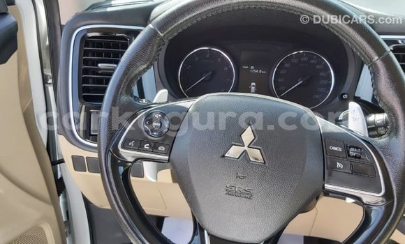 Acheter Import Voiture Mitsubishi Outlander Blanc à Import - Dubai, Bujumbura Acheter Import Voiture Mitsubishi Outlander Blanc à Import - Dubai, Bujumbura