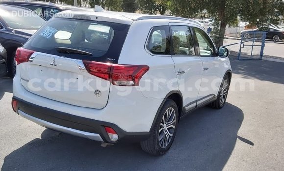 Acheter Import Voiture Mitsubishi Outlander Blanc à Import - Dubai, Bujumbura Acheter Import Voiture Mitsubishi Outlander Blanc à Import - Dubai, Bujumbura