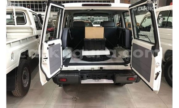 Nunua Imported Toyota Land Cruiser Nyeupe Gari ndani ya Import - Dubai nchini Bujumbura Nunua Imported Toyota Land Cruiser Nyeupe Gari ndani ya Import - Dubai nchini Bujumbura