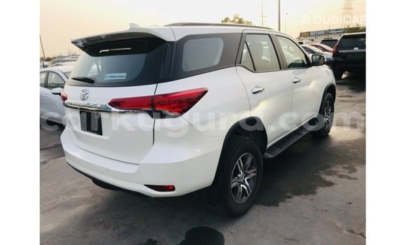 Nunua Imported Toyota Fortuner Nyeupe Gari ndani ya Import - Dubai nchini Bujumbura Nunua Imported Toyota Fortuner Nyeupe Gari ndani ya Import - Dubai nchini Bujumbura